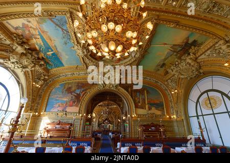 Le train Bleu est un restaurant célèbre situé dans le hall de la Gare de Lyon à Paris . Banque D'Images