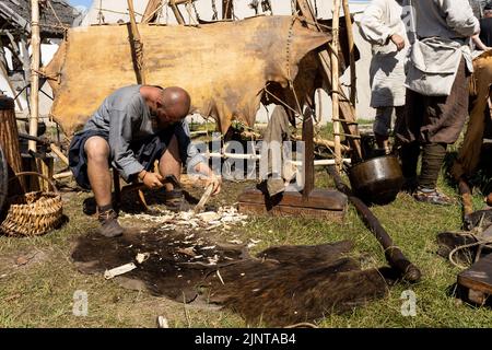 WOLIN, POLOGNE - 6 AOÛT 2022 : XXVII Festival des Slaves et Vikings, homme sculptant du bois Banque D'Images