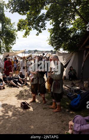WOLIN, POLOGNE - 6 AOÛT 2022 : XXVII Festival des Slaves et Vikings, artistes jouant des instruments médiévaux Banque D'Images