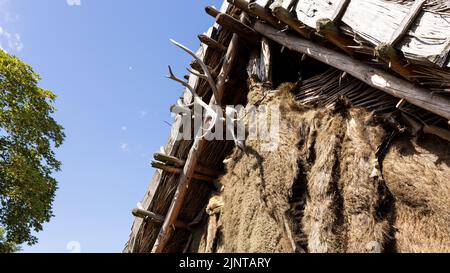 WOLIN, POLOGNE - 6 AOÛT 2022 : XXVII Festival des Slaves et des Vikings, crânes d'animaux décorant une cabane viking Banque D'Images