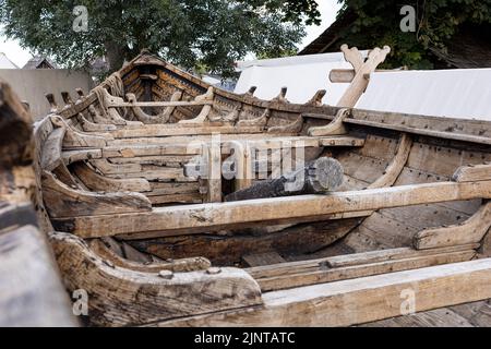 WOLIN, POLOGNE - 6 AOÛT 2022 : XXVII Festival des Slaves et Vikings, intérieur des bateaux viking Banque D'Images