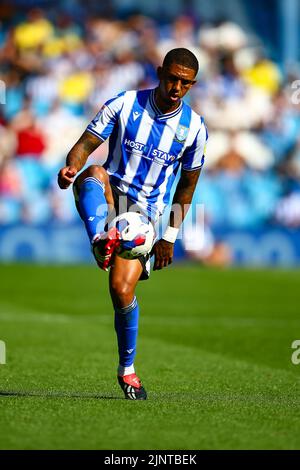 Hillsborough Stadium, Sheffield, Angleterre - 13th août 2022 Liam Palmer (2) de Sheffield mercredi contrôle le ballon - pendant le match Sheffield mercredi v Charlton, Sky Bet League One, 2022/23, Hillsborough Stadium, Sheffield, Angleterre - 13th août 2022 crédit: Arthur Haigh/WhiteRosePhotos/Alay Live News Banque D'Images