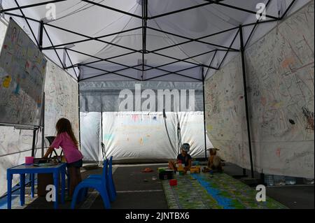 Ukraine. 13th août 2022. Deux enfants jouent dans une tente de garde d'enfants à l'intérieur d'un centre d'accueil pour les Ukrainiens déplacés à l'intérieur de leur propre pays arrivant des zones russes occupées d'Ukraine sur 13 août 2022. Les personnes déplacées à l'intérieur de l'Ukraine occupée par la Russie arrivent dans un centre d'accueil dans la ville de Zaporizhia, tandis que les bombardements s'intensifient dans la région. Zaporizhia, Ukriane. (Photo par Justin Yau/ Credit: SIPA USA/Alay Live News Banque D'Images