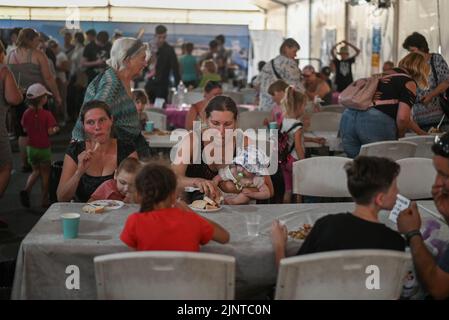 Ukraine. 13th août 2022. Les personnes déplacées à l'intérieur du pays reçoivent de la nourriture et de l'aide à Zaporizhia après leur arrivée de la zone occupée par la Russie en Ukraine sur le 13 août 2022. Les personnes déplacées à l'intérieur de l'Ukraine occupée par la Russie arrivent dans un centre d'accueil dans la ville de Zaporizhia, tandis que les bombardements s'intensifient dans la région. Zaporizhia, Ukriane. (Photo par Justin Yau/ Credit: SIPA USA/Alay Live News Banque D'Images