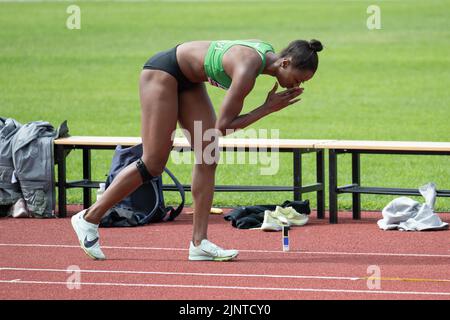 Le long pull suédois Khaddi Sagnia se prépare pour un saut. Elle est actuellement l'un des meilleurs cavaliers longs au monde. Banque D'Images