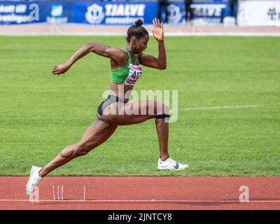 Le long pull suédois Khaddi Sagnia court pour un saut. Elle est actuellement l'un des meilleurs cavaliers longs au monde. Banque D'Images