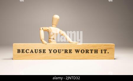 parce que vous en vaut la peine, la surface en bois a été écrite. Motivation et développement personnel Banque D'Images