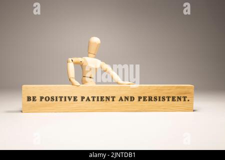 Soyez patient positif et une surface en bois persistante a été écrite. Motivation et développement personnel Banque D'Images