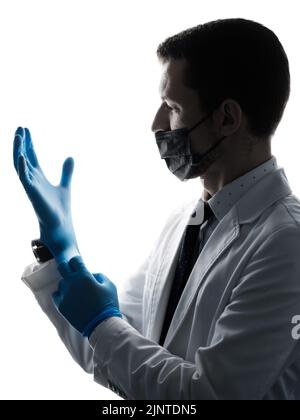 Médecin chirurgien masculin mettant sur des gants en nitrile isolés sur fond blanc Banque D'Images