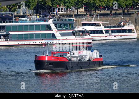 Cologne, Allemagne 10 août 2022: Passage du service de bunker 15 sur le rhin à cologne devant les bateaux d'excursion Banque D'Images