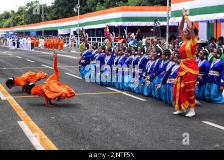 Les élèves de l'école ont vu s'entraîner pendant le jour de l'indépendance finale de la tenue vestimentaire. L'Inde se prépare à célébrer le jour de l'indépendance de 75th le 15th août 2022 dans le cadre de la célébration Azadi Ka Amrit MahotSAV. Banque D'Images