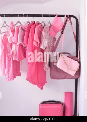 Vêtements de femme rose dans les cabines d'essayage, l'été et le printemps pour les filles. Photo de haute qualité Banque D'Images