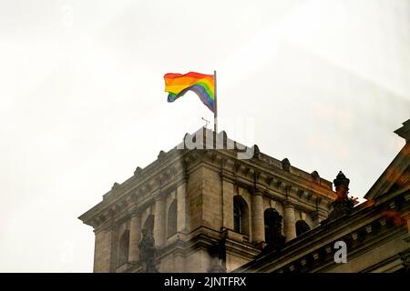 Berlin, Allemagne. 23rd juillet 2022. Le drapeau arc-en-ciel est visible sur la tour sud-ouest du bâtiment Reichstag à Berlin, Allemagne, 23 juillet 2022. Credit: dpa/Alay Live News Banque D'Images