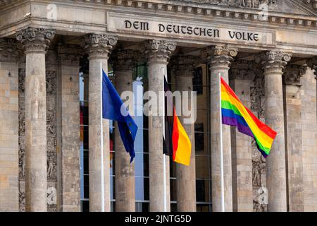 Berlin, Allemagne. 23rd juillet 2022. Le drapeau arc-en-ciel est visible sur la tour sud-ouest du bâtiment Reichstag à Berlin, Allemagne, 23 juillet 2022. Credit: dpa/Alay Live News Banque D'Images