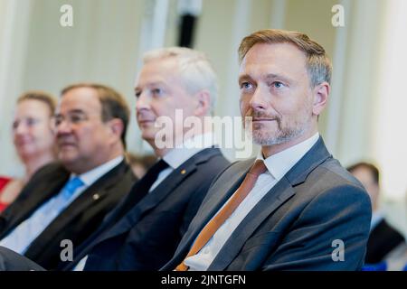 Berlin, Allemagne. 25th juillet 2022. (RL) Christian Lindner (FDP), ministre fédéral des Finances, Bruno le Maire, ministre français des Finances, et Armin Laschet, membre du Bundestag allemand (CDU/CSU), photographiés dans le cadre d'une cérémonie de remise de prix par le ministre français des Finances avec la Croix fédérale du mérite à Berlin, 25 juillet .2022. Credit: dpa/Alay Live News Banque D'Images