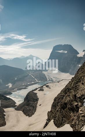 Le glacier Grinnell se rétrécit pour en voir plus sur le lac Upper Grinnell, dans le parc national Glacier Banque D'Images