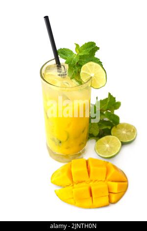 Mango mojito en verre à haute bille avec des tranches de mangue isolées sur fond blanc Banque D'Images