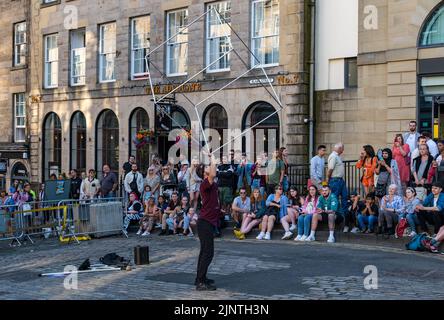 Édimbourg, Écosse, Royaume-Uni, 13th août 2022. Edinburgh Fringe Entertainment : un artiste de rue divertit la foule avec un exercice d'équilibre Banque D'Images