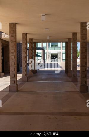 Couloir extérieur sur le campus du Harvey Mudd College Banque D'Images