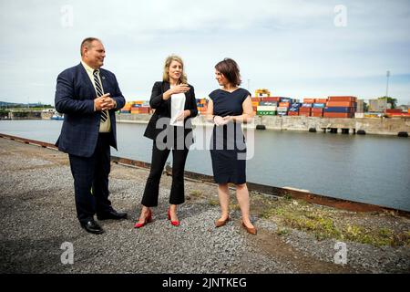 (RL) Annalena Baerbock, secrétaire d'État, et Melanie Joly, secrétaire d'État aux Affaires étrangères du Canada, photographiées lors d'une visite conjointe du terminal des grains du port de Montréal, dirigée par Daniel Dagenais, vice-président de la Compagnie des ports. Montréal, le 08/03/2022. Banque D'Images