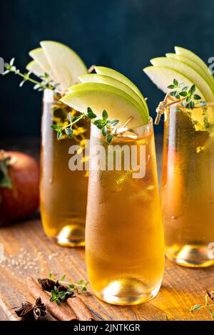 Mimosa au cidre de pomme pour le brunch d'automne, idée de cocktail d'automne Banque D'Images