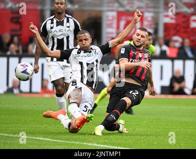 Milan, Italie. 13th août 2022. Ante Rebic (R) d'AC Milan marque son but lors d'un match de football entre AC Milan et Udinese à Milan, Italie, le 13 août 2022. Crédit: Alberto Lingria/Xinhua/Alay Live News Banque D'Images