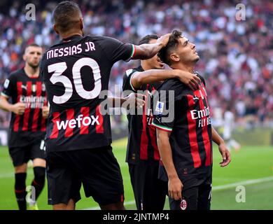 Milan, Italie. 13th août 2022. Le Brahim Diaz (R) d'AC Milan célèbre son but avec ses coéquipiers lors d'un match de football entre AC Milan et Udinese à Milan, Italie, le 13 août 2022. Crédit: Alberto Lingria/Xinhua/Alay Live News Banque D'Images