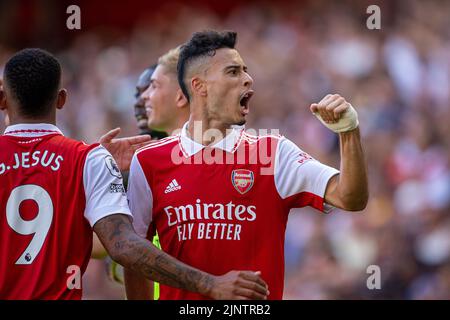 Londres, Royaume-Uni. 14th août 2022. Gabriel Martinelli (R) d'Arsenal célèbre après avoir obtenu le quatrième but lors du match de la Premier League anglaise entre Arsenal et Leicester City à Londres, en Grande-Bretagne, le 13 août 2022. Arsenal a remporté 4-2. Credit: Xinhua/Alay Live News Banque D'Images