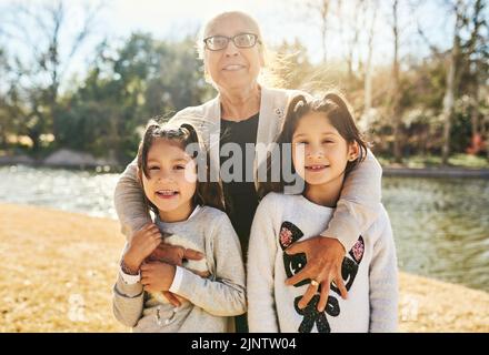 Nous avons tant à apprendre de notre grand-mère. Portrait d'une grand-mère passant du temps avec ses adorables petites-filles à l'extérieur. Banque D'Images