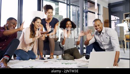 Communication avec une autre succursale. Groupe de divers hommes d'affaires sur un appel vidéo dans un bureau moderne. Banque D'Images