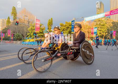 Sydney, Australie.14 août 2022 : plus de 60 000 personnes participent à la course 50th City2Surf à Sydney, la première depuis 2019 après les annulations en 2020 et 2021 en raison des restrictions de Covid-19. La course de quatorze kilomètres, la plus grande du genre au monde, mène les coureurs de Hyde Park hors de la ville, en haut et au-dessus de la colline de coeur de pause et sur la plage de Bondi. En photo : courses en fauteuil roulant d'élite, y compris le vainqueur éventuel de la course 2022 (à l'extrême gauche), Samuel Rizzo se prépare pour le départ Credit: Stephen Dwyer / Alay Live News Banque D'Images