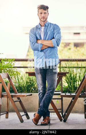 La confiance est son charme. Portrait d'un beau jeune homme d'affaires debout à l'extérieur. Banque D'Images