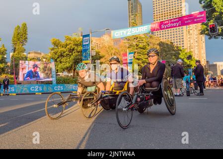 Sydney, Australie.14 août 2022 : plus de 60 000 personnes participent à la course 50th City2Surf à Sydney, la première depuis 2019 après les annulations en 2020 et 2021 en raison des restrictions de Covid-19. La course de quatorze kilomètres, la plus grande du genre au monde, mène les coureurs de Hyde Park hors de la ville, en haut et au-dessus de la colline de coeur de pause et sur la plage de Bondi. En photo : courses en fauteuil roulant d'élite, y compris le vainqueur éventuel de la course 2022 (à l'extrême gauche), Samuel Rizzo se prépare pour le départ Credit: Stephen Dwyer / Alay Live News Banque D'Images