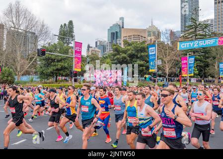 Sydney, Australie.14 août 2022 : plus de 60 000 personnes participent à la course 50th City2Surf à Sydney, la première depuis 2019 après les annulations en 2020 et 2021 en raison des restrictions de Covid-19. La course de quatorze kilomètres, la plus grande du genre au monde, mène les coureurs de Hyde Park hors de la ville, en haut et au-dessus de la colline de coeur de pause et sur la plage de Bondi. Photo: Groupe rouge, y compris les coureurs cédés et ceux qui s'attendent à terminer en moins de 70 minutes crédit: Stephen Dwyer / Alay Live News Banque D'Images