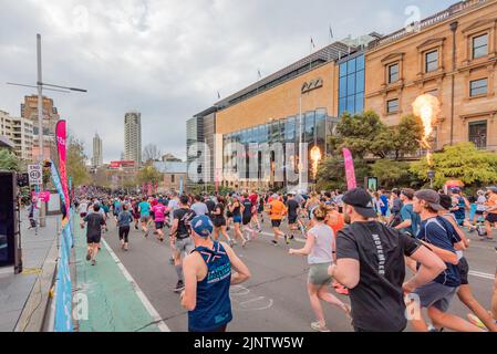 Sydney, Australie.14 août 2022 : plus de 60 000 personnes participent à la course 50th City2Surf à Sydney, la première depuis 2019 après les annulations en 2020 et 2021 en raison des restrictions de Covid-19. La course de quatorze kilomètres, la plus grande du genre au monde, mène les coureurs de Hyde Park hors de la ville, en haut et au-dessus de la colline de coeur de pause et sur la plage de Bondi. Photo: Groupe rouge, y compris les coureurs cédés et ceux qui s'attendent à terminer en moins de 70 minutes crédit: Stephen Dwyer / Alay Live News Banque D'Images