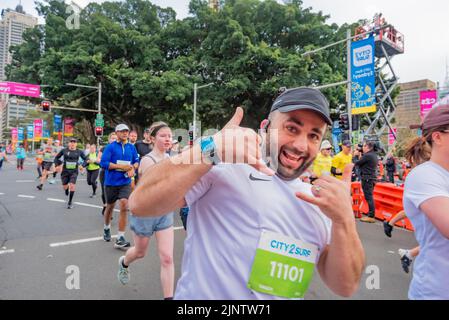 Sydney, Australie.14 août 2022 : plus de 60 000 personnes participent à la course 50th City2Surf à Sydney, la première depuis 2019 après les annulations en 2020 et 2021 en raison des restrictions de Covid-19. La course de quatorze kilomètres, la plus grande du genre au monde, mène les coureurs de Hyde Park hors de la ville, en haut et au-dessus de la colline de coeur de pause et sur la plage de Bondi. En photo : un membre du groupe Green s'appréciant clairement, inclut ceux qui s'attendent à terminer en moins de 80 minutes. Credit: Stephen Dwyer / Alamy Live News Banque D'Images