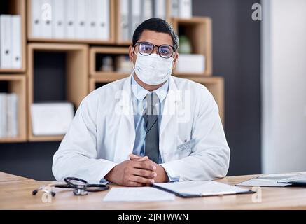 Médecin portant un masque de covid en clinique pour prévenir la propagation du virus, de la maladie ou de la maladie pandémique en consultation à l'hôpital. Portrait d'un professionnel de la santé Banque D'Images