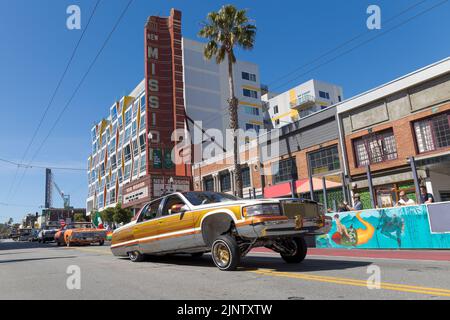 Des coureurs de bas niveau se présentant dans le quartier de la Mission de San Francisco lors du festival annuel de la marine, May28, 2022. Banque D'Images