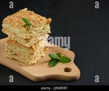 Une pile de tranches de tarte Napoléon cuites à la crème. Pâte feuilletée, délicieux dessert Banque D'Images