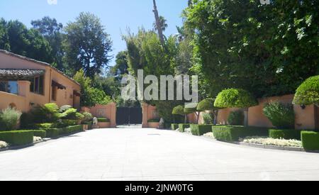 Beverly Hills, Californie, États-Unis 6th août 2022 Une vue générale de l'atmosphère de l'actrice Eleanor Boardman, acteur Horace Brown, actrice Marion Davies et William Randolph Hearst ancien domicile/maison au 1009 N. Beverly Drive sur 6 août 2022 à Beverly Hills, Californie, États-Unis. Ce domaine/manoir a été utilisé pour filmer le parrain, le Bodyguard, le jerk, fetch, dans les films de nuit et Colbys, Mod Squad Charlie's Angels Television Series. Beyonce filmé Black est King Video ici. John F. Kennedy et Jackie Onassis se sont mis en lune de miel ici. Photo par Barry King/Alay stock photo Banque D'Images