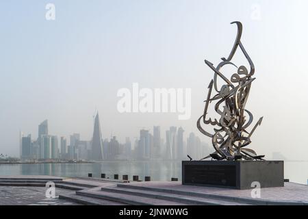 DOHA, QATAR - 12 AOÛT 2022 : vue du matin de la sculpture de calligraphie de l'artiste britannique Sabah Arbilli sur la corniche de Doha, Qatar. Banque D'Images