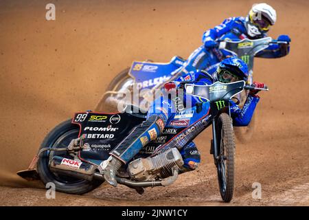 DaN Bewley du Royaume-Uni (bleu) et Bartosz Zmarzlik de Pologne (blanc) dans la course de fiinal pendant le Grand Prix de Grande-Bretagne du circuit FIM au stade de la Principauté à Cardiff, pays de Galles, Royaume-Uni sur 13 août 2022 (photo par Andrew SURMA/ Credit: SIPA USA/Alay Live News Banque D'Images