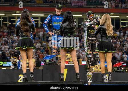DaN Bewley, du Royaume-Uni, Bartosz Zmarzlik, de Pologne, et Patryk Dudek, de Pologne, célèbrent sur le podium lors du Grand Prix de Grande-Bretagne du circuit FIM au stade de la Principauté de Cardiff, au pays de Galles, au Royaume-Uni sur 13 août 2022 (photo d'Andrew SURMA/ Credit: SIPA USA/Alay Live News Banque D'Images