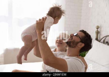 Les jeunes parents passent du temps avec un bébé nouveau-né mignon Banque D'Images