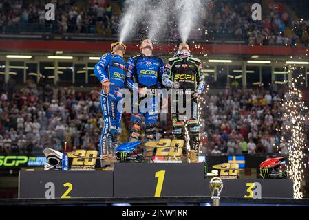 DaN Bewley, du Royaume-Uni, Bartosz Zmarzlik, de Pologne, et Patryk Dudek, de Pologne, célèbrent sur le podium lors du Grand Prix de Grande-Bretagne du circuit FIM au stade de la Principauté de Cardiff, au pays de Galles, au Royaume-Uni sur 13 août 2022 (photo d'Andrew SURMA/ Credit: SIPA USA/Alay Live News Banque D'Images
