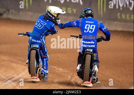 Bartosz Zmarzlik de Pologne (blanc) Merci à Dan Bewley du Royaume-Uni (bleu) après la dernière course pendant le FIM Speedway Grand Prix de Grande-Bretagne au stade de la Principauté à Cardiff, pays de Galles, Royaume-Uni sur 13 août 2022 (photo par Andrew SURMA/ Credit: SIPA USA/Alamy Live News Banque D'Images