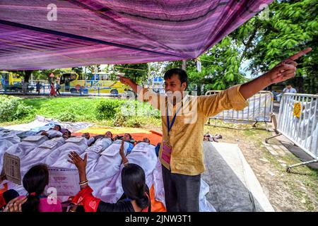 Kolkata, Inde. 13th août 2022. Un jeune manifestant a vu crier des slogans pendant la manifestation. L'agitation des futurs enseignants a traversé 500 jours tandis que la fraude de recrutement des enseignants dans les écoles du Bengale occidental a été mise en lumière après que la Direction de l'application de la loi ait récemment arrêté Partha Chatterjee, qui était le ministre de l'éducation du Bengale occidental lorsque les allégations d'irrégularités ont eu lieu. Crédit : SOPA Images Limited/Alamy Live News Banque D'Images