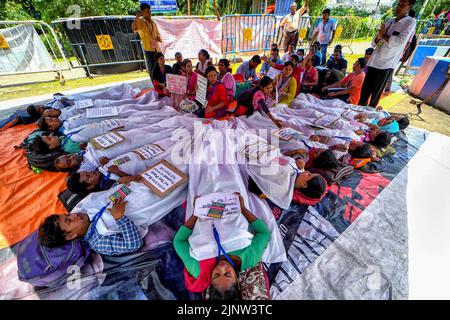 Kolkata, Inde. 13th août 2022. SSC (School Service Commission) les futurs enseignants et les demandeurs d'emploi se trouvent dans la rue avec des pancartes pendant la démonstration. L'agitation des futurs enseignants a traversé 500 jours tandis que la fraude de recrutement des enseignants dans les écoles du Bengale occidental a été mise en lumière après que la Direction de l'application de la loi ait récemment arrêté Partha Chatterjee, qui était le ministre de l'éducation du Bengale occidental lorsque les allégations d'irrégularités ont eu lieu. Crédit : SOPA Images Limited/Alamy Live News Banque D'Images