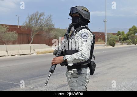 Tijuana, Basse-Californie, Mexique. 13th août 2022. Un convoi de trois cents soldats militaires a rejoint les éléments de la Garde nationale mexicaine à l'aéroport international de Tijuana, à deux pas de la frontière entre l'Union des États-Unis et le Mexique samedi, 13 août 2022, En réponse aux attaques simultanées de vendredi contre les transports en commun et les véhicules des organisations criminelles armées dans toute la Basse-Californie, 24 véhicules ont brûlé dans tout l'État, 15 dans la seule province de Tijuana. Jusqu'à présent, 17 suspects ont été arrêtés pour les actes de violence enregistrés hier à Tijuana, Mexicali, Ensenada a Banque D'Images