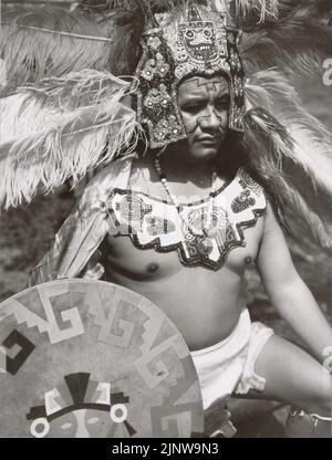 Photographie en noir et blanc d'une danseuse mexicaine indigène portant un costume élaboré décoré de plumes et de perles, Oaxaca, Mexique Banque D'Images